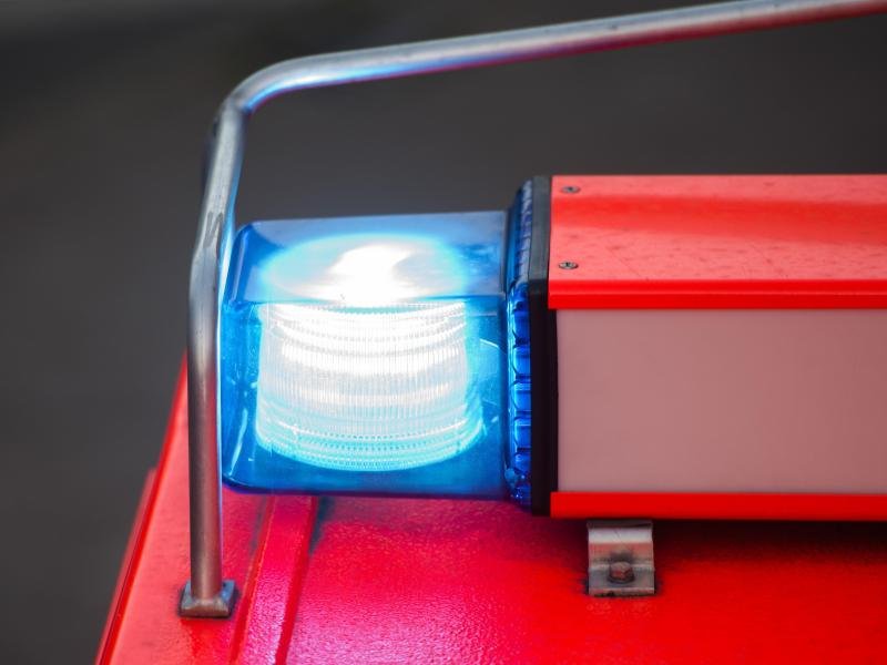 Ein Blaulicht leuchtet an einem Feuerwehrwagen.