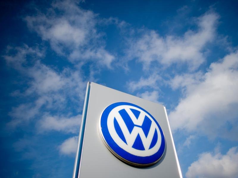 Ein Schild mit einem Volkswagen Logo ist zu sehen.
