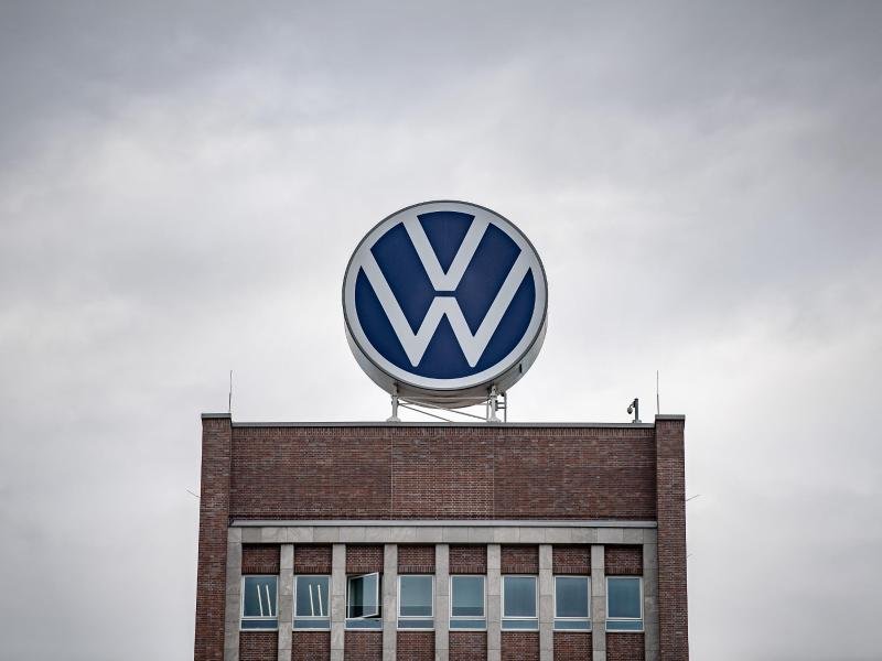 Ein großes VW-Logo steht auf dem Verwaltungshochhaus vom Volkswagen Werk.