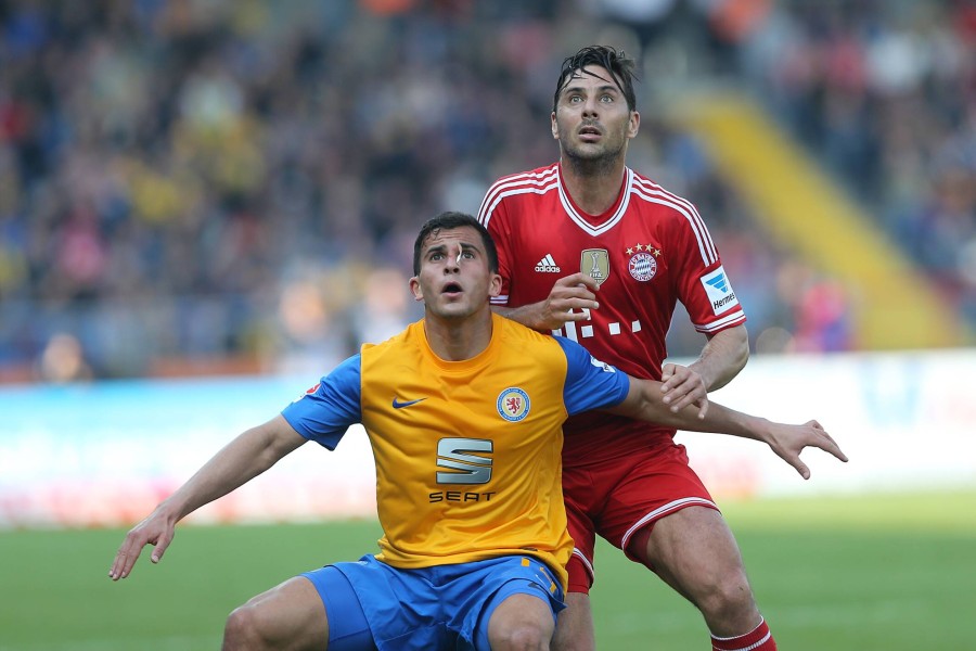 Omar Elabdellaoui, hier im Duell mit Bayern-Star Claudio Pizarro, spielte für Eintracht Braunschweig in der Bundesliga. (Archivbild)