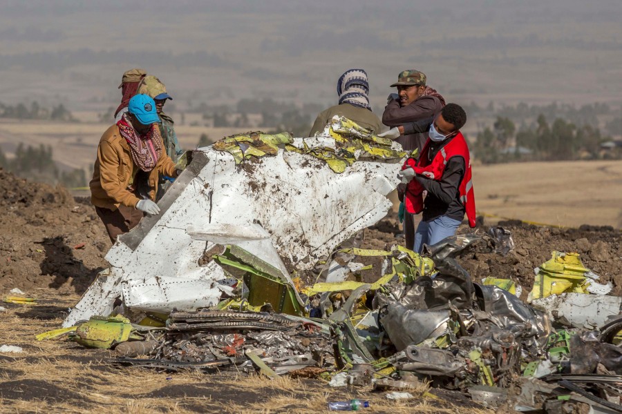 Rettungskräfte arbeiten an der Absturzstelle des Fluges 302 der Ethiopian Airlines in der Nähe von Bishoftu, südlich von Addis Abeba. Bei dem Absturz wurden 157 Menschen getötet. (Archivbild)