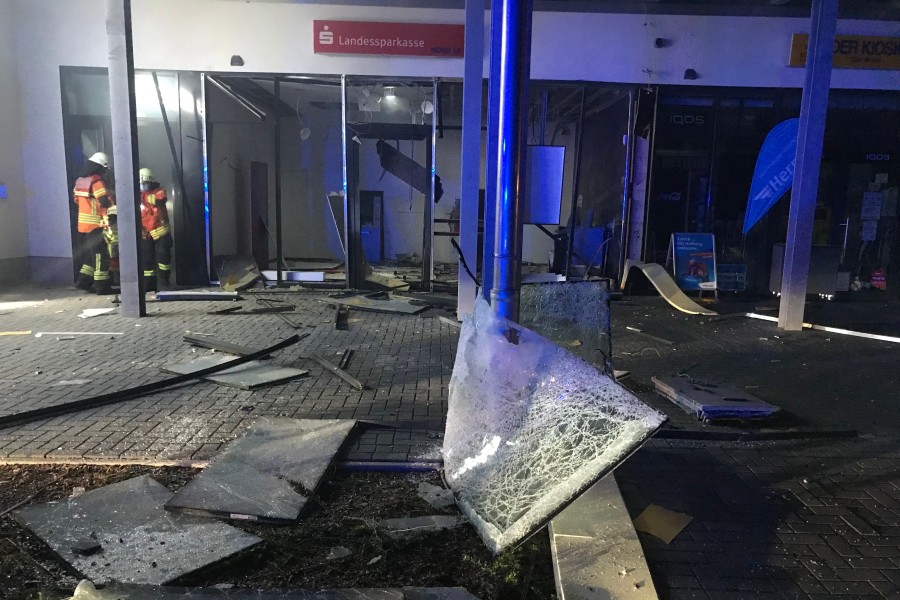 Türen und Fenster wurden bei der Explosion in Braunschweig aus ihren Rahmen gerissen. Die Trümmer flogen bis zu 50 Meter weit. 