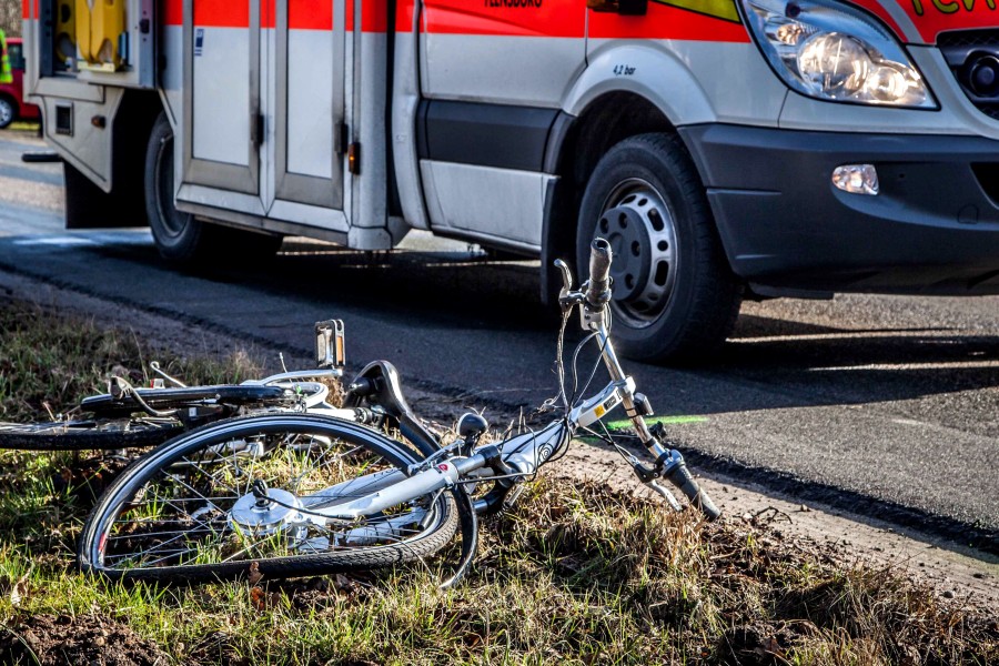 Ein 81-jähriger Fahrradfahrer ist vom Wagen einer 82-jährigen Autofahrerin erfasst und schwer verletzt worden (Symbolbild).