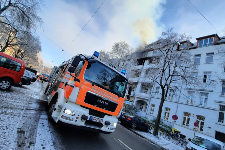 Zur Ursache des Brandes und der Explosion konnte die Braunschweiger Feuerwehr noch keine Angabe machen.