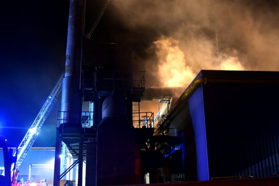 Das Feuer war in einer Chemiefabrik im Kreis Wolfenbüttel ausgebrochen. (Archivbild)