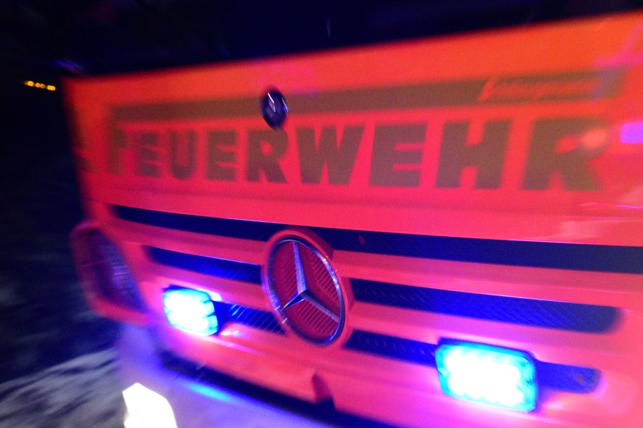 Die Feuerwehr Wolfsburg rückte zum Mittellandkanal aus, um den Fahrzeugbrand zu löschen. (Symbolbild)