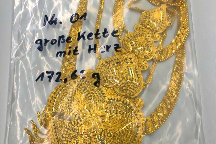 Diese goldene Kette hatte die Frau am Flughafen Hannover dabei. 