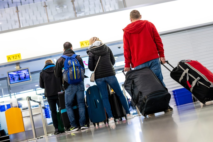 Am Flughafen Hannover machen sich wieder Touristen auf den Weg nach Mallorca. 
