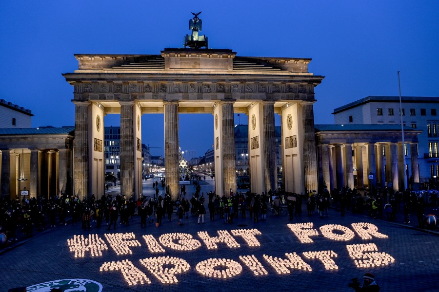 Aktivisten von „Fridays for Future“ legen anlässlich eines Aktionstages vor dem Brandenburger Tor Kerzen ab, um ein Lichterbild zu erschaffen. 