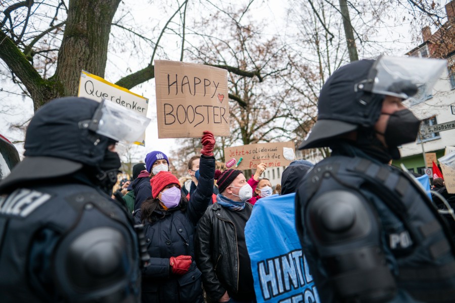 So wie in ganz Deutschland sind auch in Salzgitter immer wieder Gegendemonstration zu den „Montagsspaziergängern“. Diese werden von der Polizei begleitet. (Archivbild)