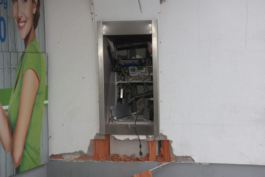 Der Geldautomat in Salzgitter ist komplett zerfetzt worden. 