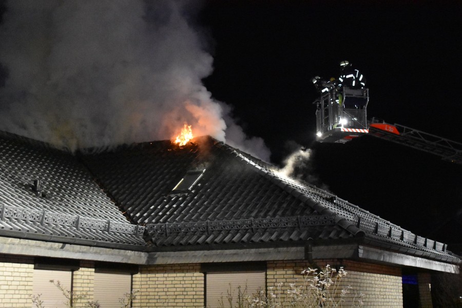 In Gifhorn ist am frühen Donnerstagmorgen in einem Einfamilienhaus ein Feuer ausgebrochen – mit schlimmen Konsequenzen. 