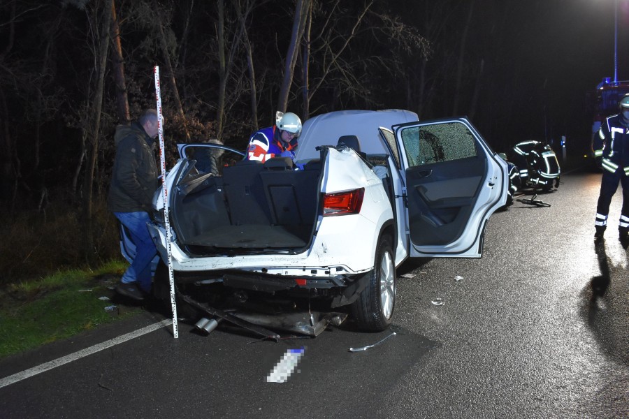 Im Einsatz waren drei Rettungswagen mit Notarzt und die Feuerwehr mit 15 Kräften. 