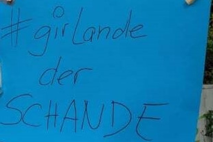 Wolfsburg: Am Wochenende hing die "Girlande der Schande" an einer Landstraße in Fallersleben. 