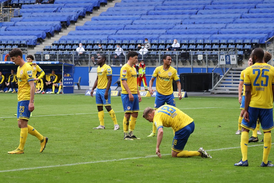 Eintracht Braunschweig kassiert gegen den Hamburger SV eine deutliche Schlappe und steigt in die dritte Liga ab.