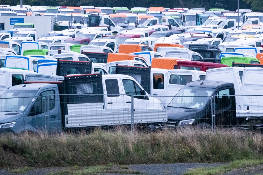 Zahlreiche Mercedes Pick-Ups stehen gerade am Messegelände in Hannover.