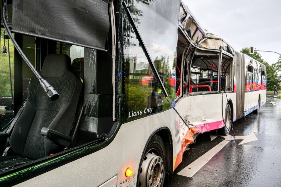 Der Lkw krachte mit „voller Wucht“ in den Linienbus.