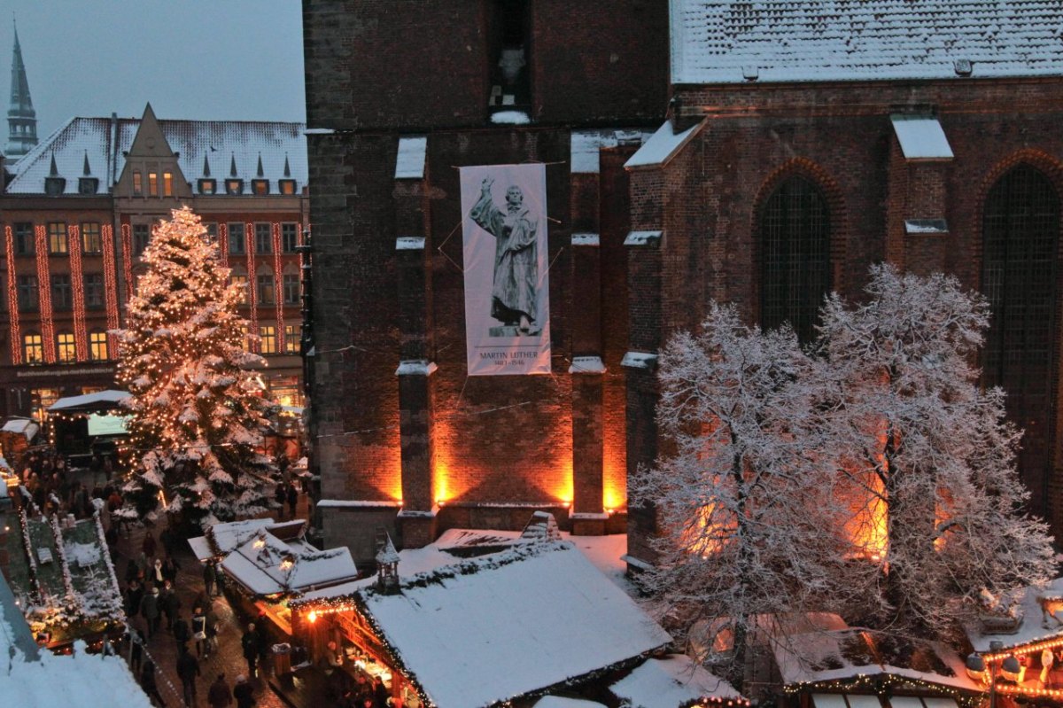Hannover Wetter, Schnee , Weihnachten, Weihnachtsbaum, Weihnachtsmarkt an der Marktkirche
