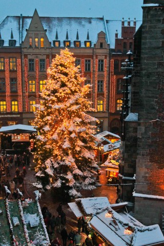 Der Weihnachtsbaum vor der Marktkirche in Hannover hat Tradition. In diesem Jahr soll es ihn nicht geben. Oder kommt doch noch einer? (Archivbild)