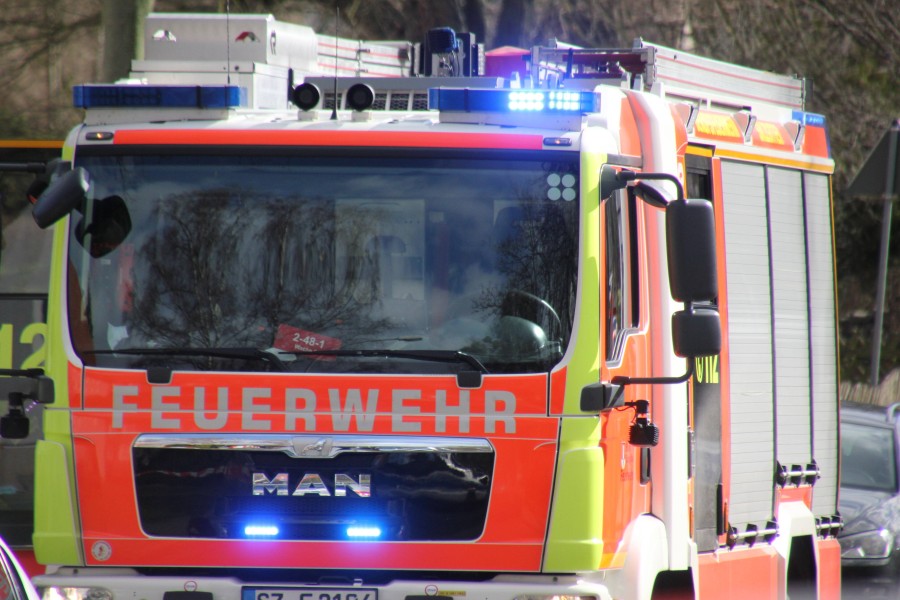 Die Feuerwehr im Harz löschte das brennende Auto. Der Verletzte wurde in ein Krankenhaus gebracht. 