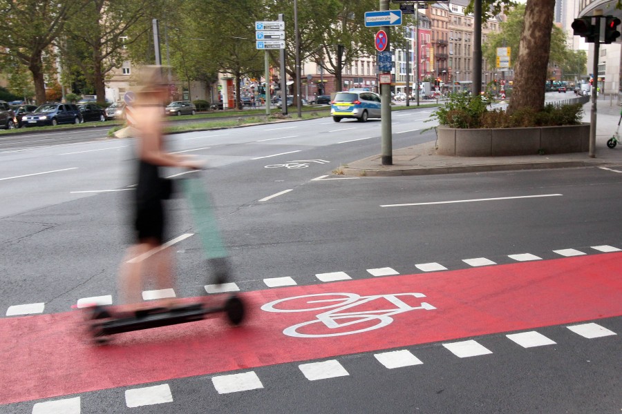 Wo darfst du mit dem E-Scooter langfahren – und wo nicht? Das regelt die Verordnung für Elektrokleinstfahrzeuge. (Symbolbild)