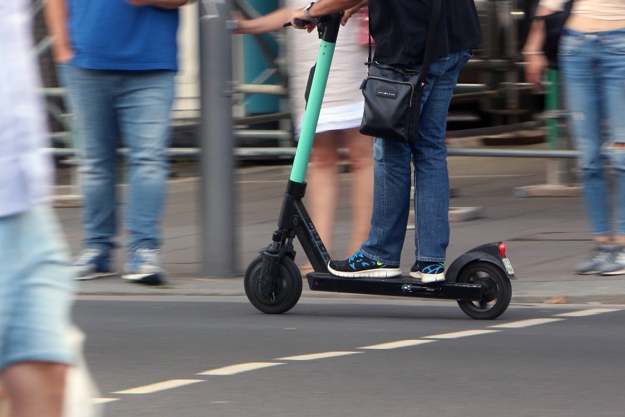 E-Scooter sind aus den meisten größeren Städten in Deutschland nicht mehr wegzudenken. Doch was für Verkehrsregeln muss man als Fahrer eigentlich beachten? (Symbolbild)