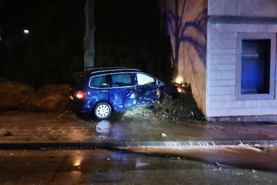 Helmstedt: Der VW-Fahrer krachte gegen den Hydranten und landete anschließend im Gebüsch. 