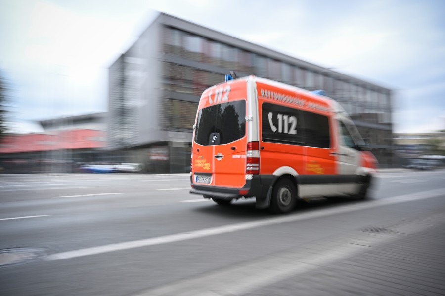 Ein Mitfahrer musste mit dem Rettungswagen ins Krankenhaus gebracht werden. (Symbolbild)