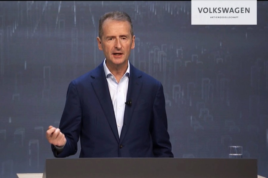 Herbert Diess richtet sich mit einer schlechten Nachricht an Kunden von VW. (Archivbild)