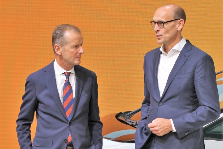 Für Herbert Diess (li) wird es enger auf dem Chef-Sessel. Denn Ralf Brandstaetter (re) rückt in den VW-Vorstand auf. (Archivbild)