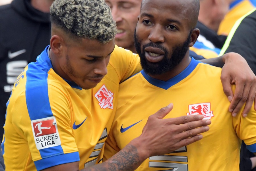 Onel Hernandez (links) und Domi Kumbela von Eintracht Braunschweig.