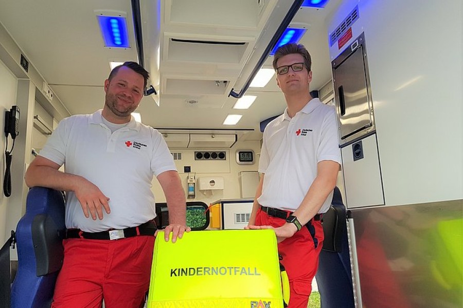 René Krumschmidt (links) und Tim Brand von der DRK-Rettungswache Bad Gandersheim wurden im Rettungswagen unvermittelt zu Geburtshelfern.