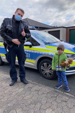 Die Polizei Peine hat den Jungen zum Geburtstag überrascht. 