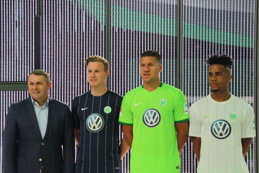 Klaus Allofs mit den Neuzugängen Yannick Gerhardt, Jeffrey Bruma und Daniel Didavi. (Archiv)