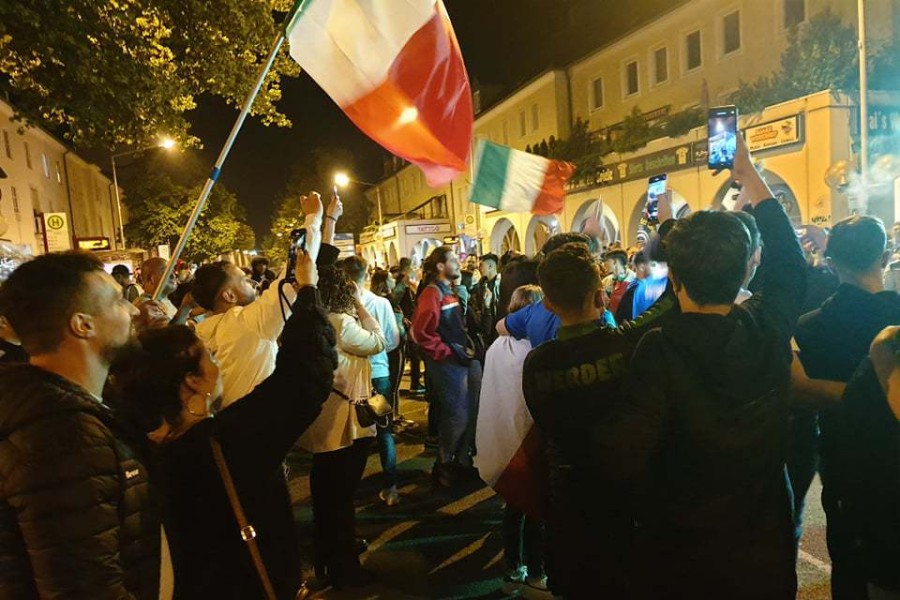 Zahlreiche Fans feierten ausgelassen auf den Straßen.