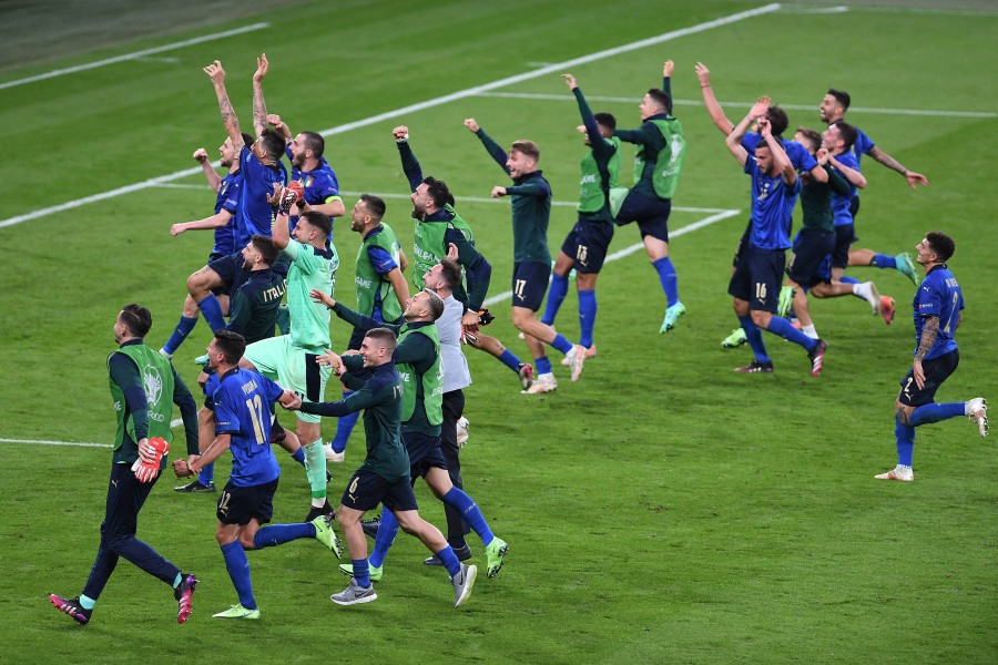 Italien gewinnt im Achtelfinale der EM gegen Österreich - die italienische Mannschaft initiiert nach dem Spiel eine Laola-Welle. 