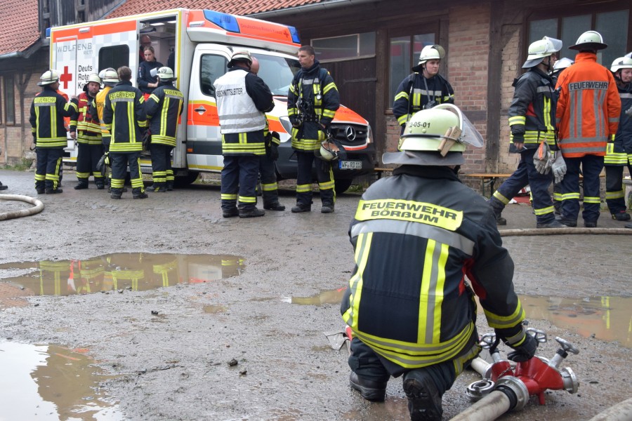 Ein Feuerwehrmann verletzte sich und jusste mit dem Rettungswagen ins Krankenhaus gebracht werden. 