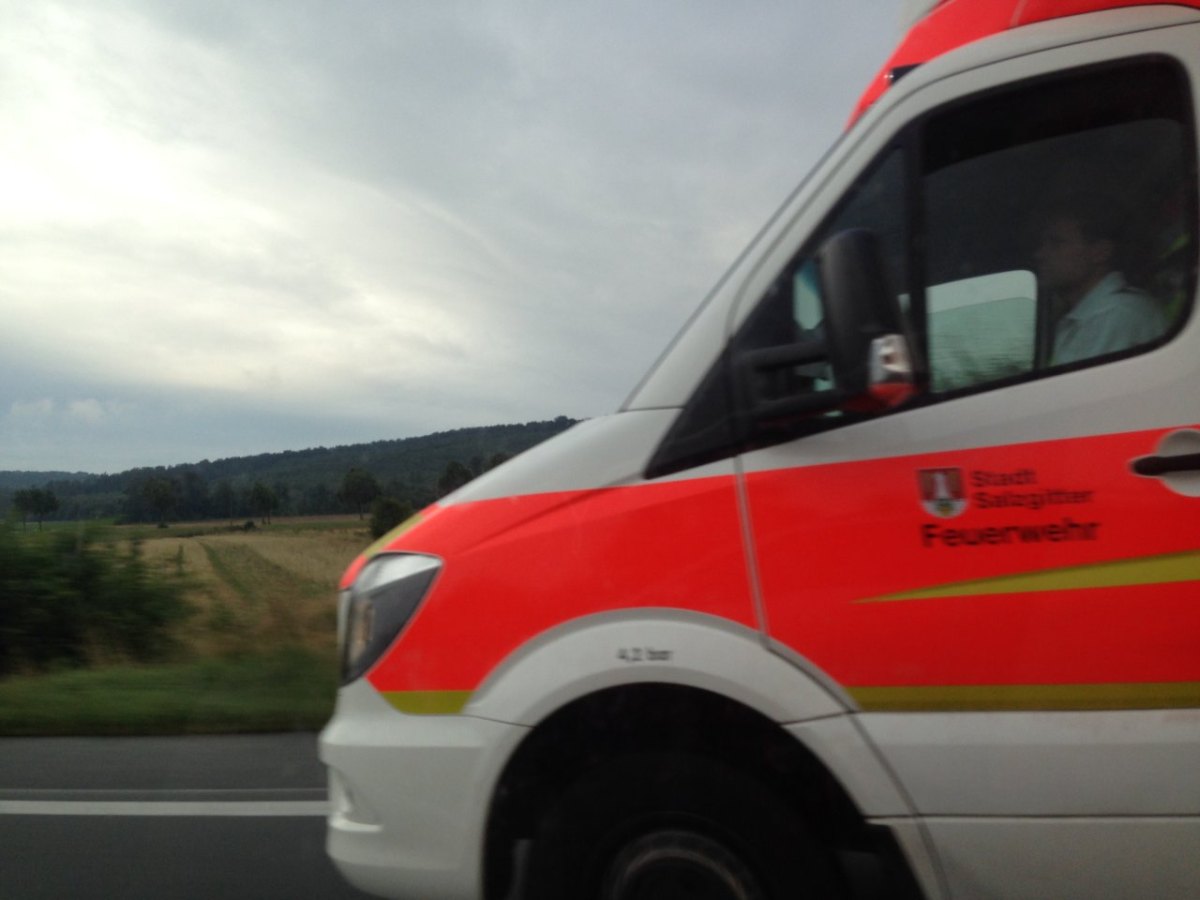 Krankenwagen Slazgitter Rettungswagen Symbolbild