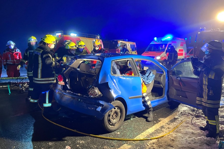 Die Feuerwehr musste eine eingeklemmte Person aus dem Wagen schneiden.