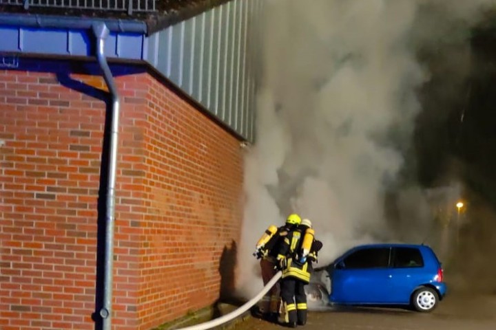Wieder brennt ein Auto in Velpke im Kreis Helmstedt! Die Feuerwehr kann glücklicherweise Schlimmeres verhindern. 