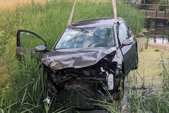 Im Kreis Helmstedt wurde das Auto aus dem Wasser geborgen. 