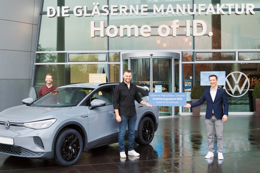 VWs Gläserne Manufaktur feiert Mega-Rekord! Und das dank zwei besonderen Modellen. 