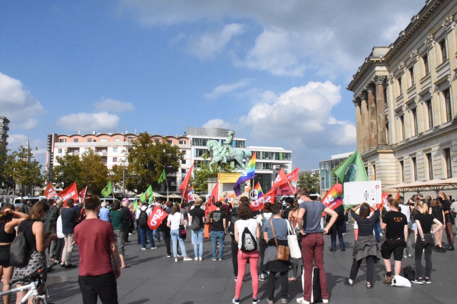 Auch die Kandidaten zur Oberbürgermeisterwahl haben vor den Demonstranten gesprochen.