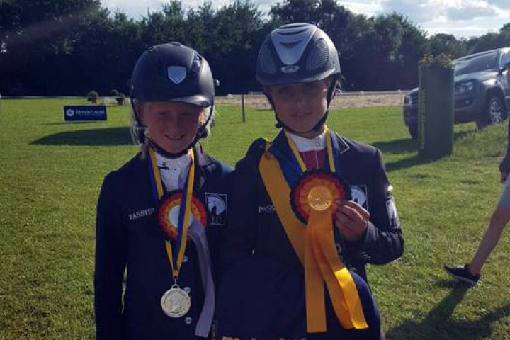 Die Geschwister Boy: Henrike-Sophie (r) und Madlen (l)