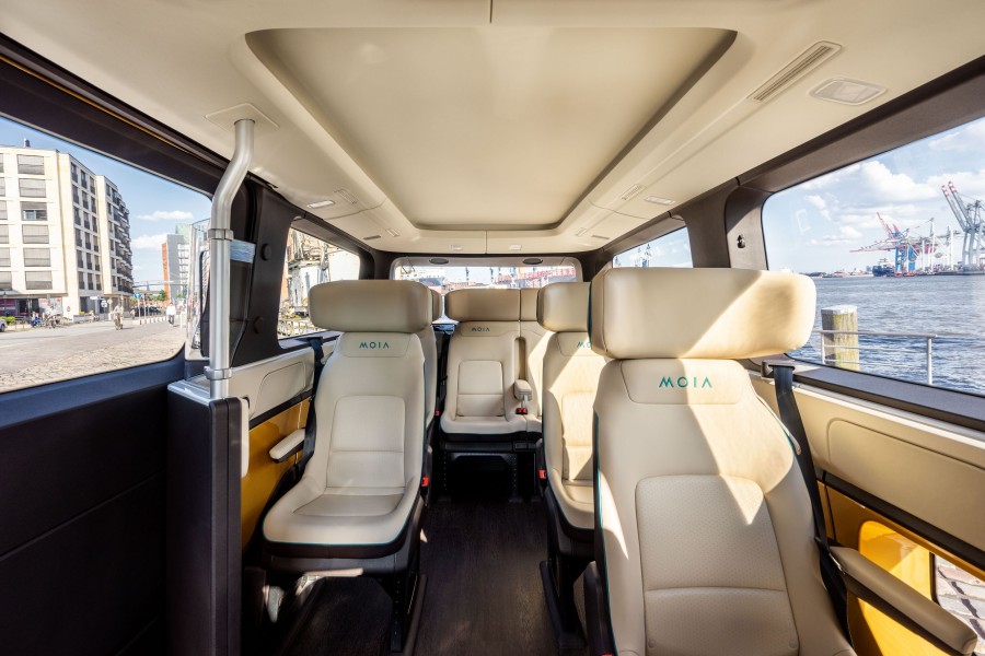 Ein Blick ins Innere: So sollen Fahrgäste in Zukunft in dem autonom fahrenden VW unterwegs sein.