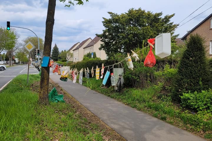 Wolfsburg: Zehn Kilogramm Müll hingen in Fallersleben am Straßenrand.