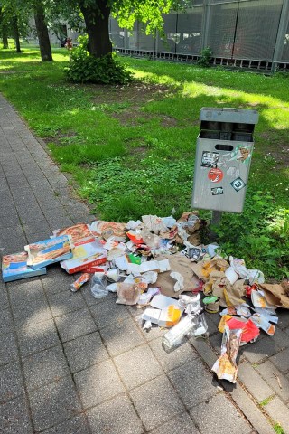 Unfassbar! Fast-Food-Müll als Haufen am VW Parkhaus.