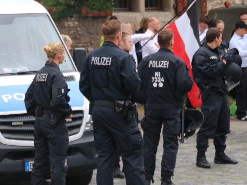 Unter starker Polizeipräsenz fand am Dienstagabend die NPD-Kundgebung auf dem Altstadtmarkt statt.