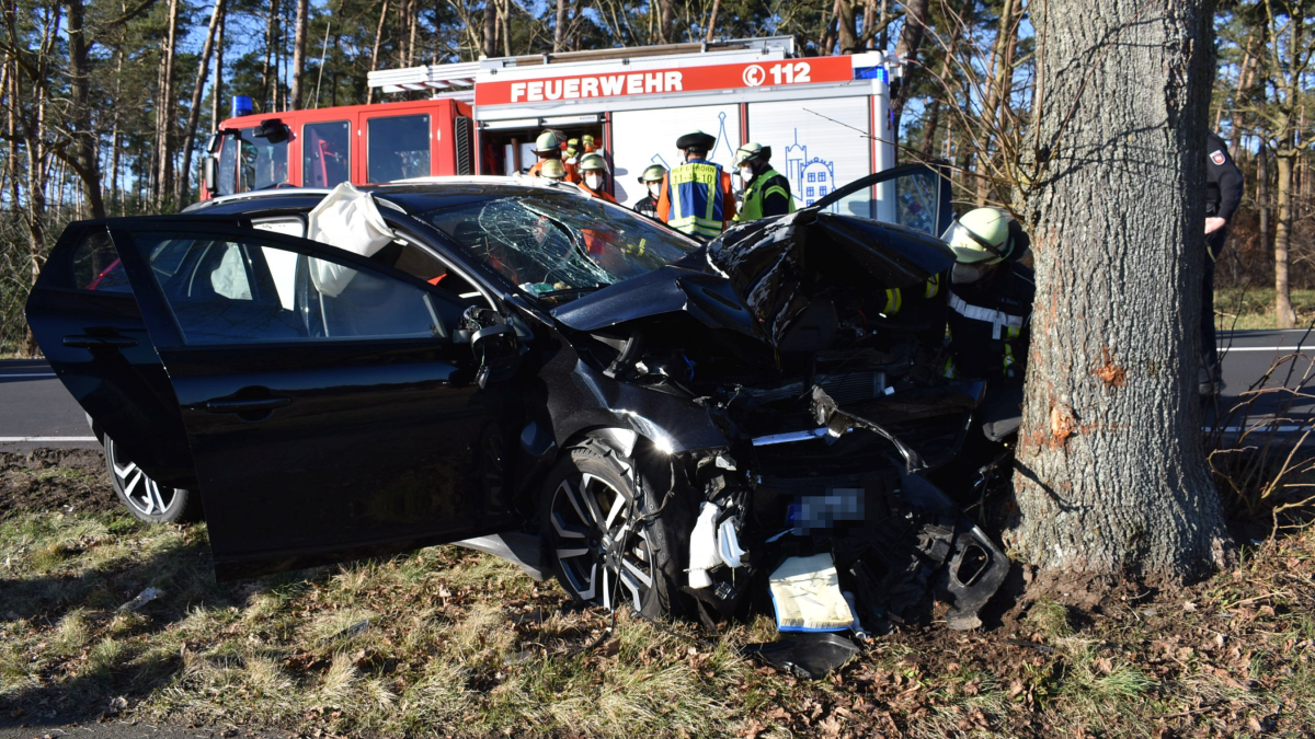 Für ein Ehepaar aus der Region Hannover endete seine Fahrt am Samstag dramatisch an einem Baum im Kreis Gifhorn.