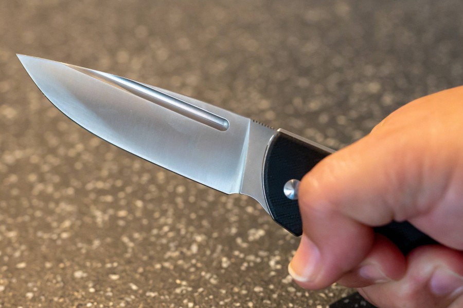 Ein Unbekannter soll einen 26 Jahre alten Mann mit einem Messer verletzt haben. (Symbolbild)